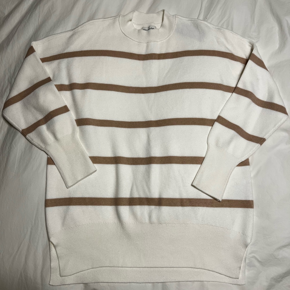 Abercrombie sweater size M, runs oversized NWT